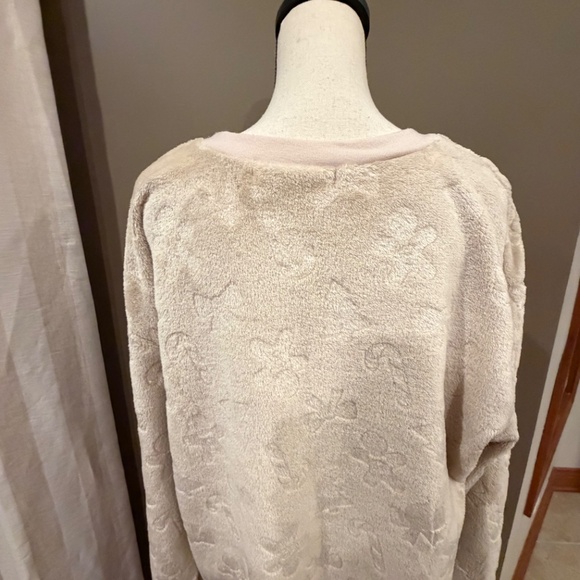 Wound Up Juniors Christmas Icon Tan Fleece Pullover, Size XL - Picture 4 of 14